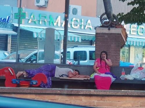 Dopo i panni stesi la siesta delle rom sulle panchine. Continua la saga a largo Beltramelli