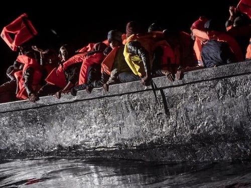 Ora ci sono pure i pirati dei migranti. Pescatori tunisini depredano i barconi