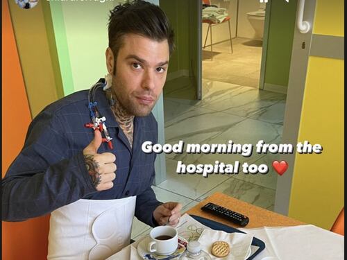 "Buongiorno dall'ospedale". La nuova foto di Fedez rassicura i fan