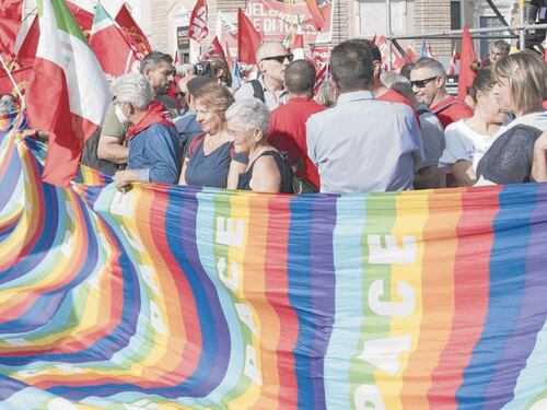 Le piazze pazze della sinistra divisa pure sulla guerra. Manifestazioni contro un governo che non c'è