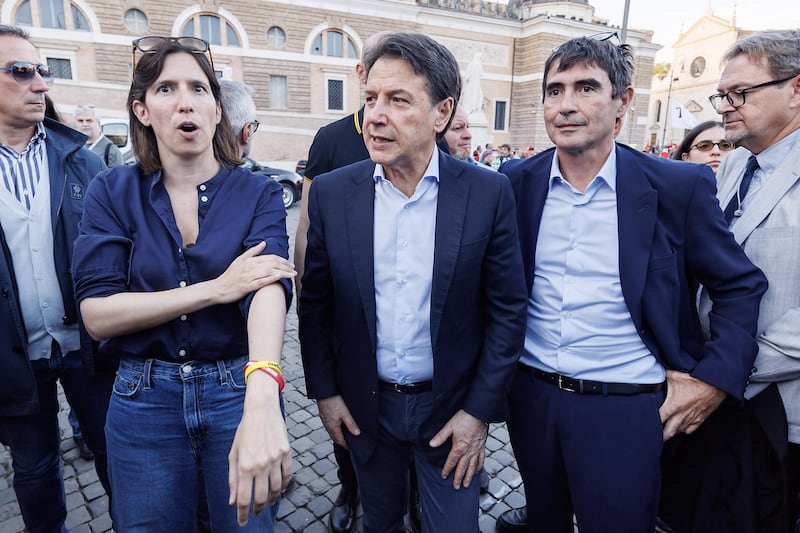 Conte detta la linea a Schlein su primarie, programma e il solito diktat su Renzi