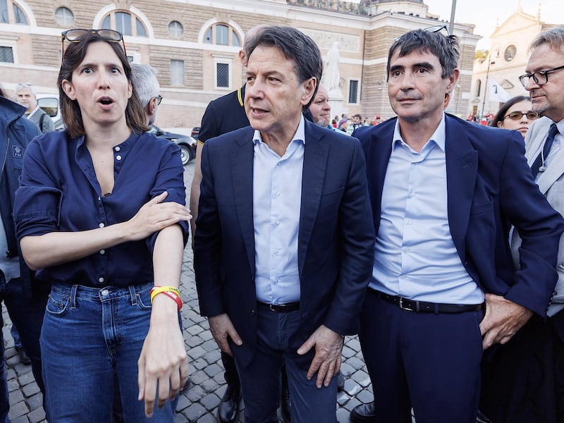Conte detta la linea a Schlein su primarie, programma e il solito diktat su Renzi