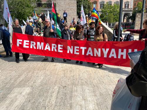 M5S in piazza a Roma, bandiere della Palestina e striscioni contro Netanyahu