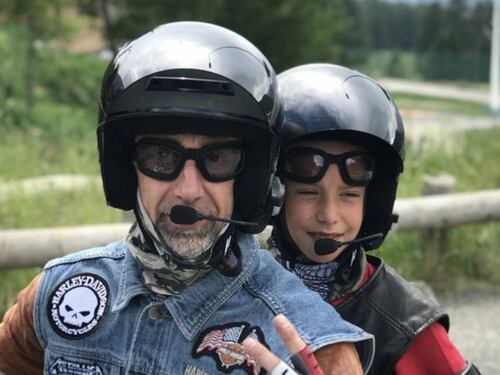 Uccide il figlio di 11 anni poi si spara. Sui social spiega perché