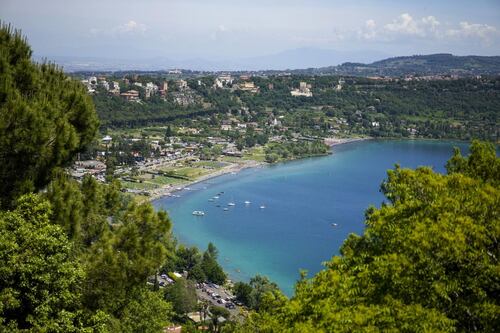 Castel Gandolfo, giovani scomparsi nel lago. Si erano tuffati dal pedalò