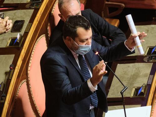 Manifestazioni e idranti? Così neanche in Cile. Salvini a valanga