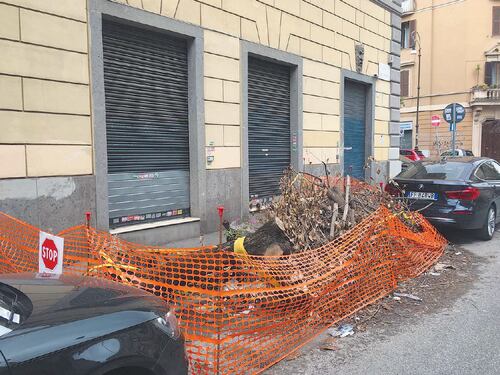 Negozi "sequestrati" dai tronchi