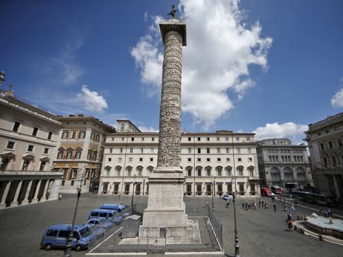 Erbacce e cartacce, guardate che schifo sotto un monumento storico di Roma