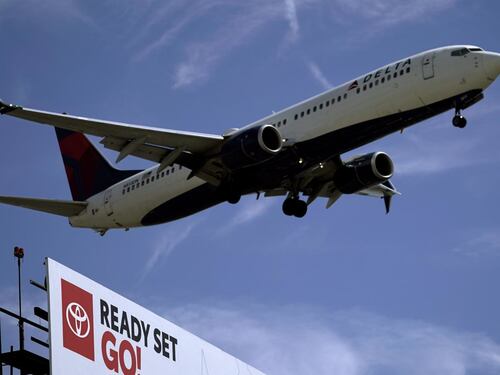 Roma-Boston, "fumo a bordo": per l'aereo scatta l'atterraggio d'emergenza in Irlanda