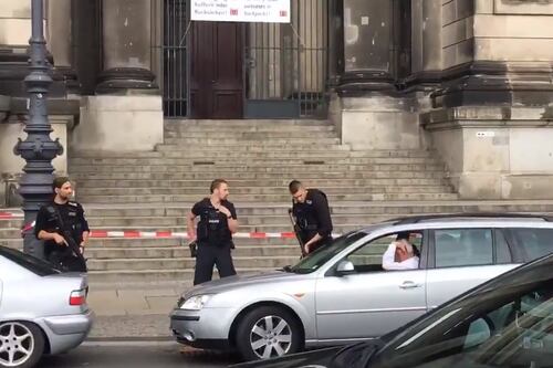Armato semina il panico nel Duomo di Berlino, poliziotto gli spara alle gambe