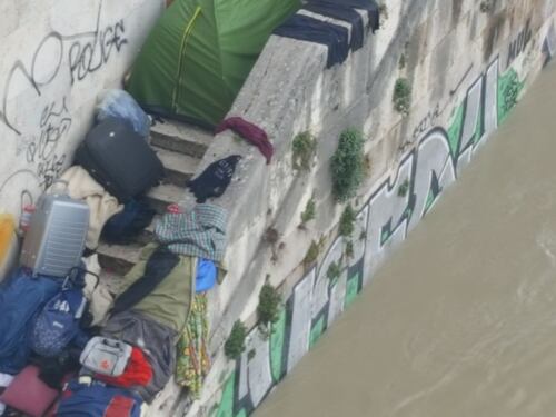 Tevere in piena e le baracche salgono le scale