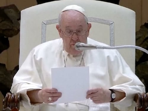 Papa Francesco, l'appello per Ratzinger all'udienza generale: "Pregate per lui"