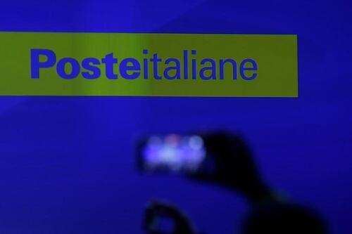 Poste, tangenti per le forniture informatiche: 16 indagati