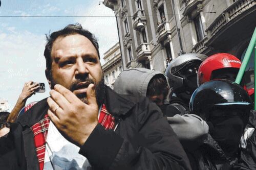 Dl Sicurezza, in piazza con i rivoltosi l’assessore che occupa una casa. “Liberiamo gli immobili vuoti”