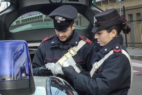 Maxi-operazione antidroga a Salerno: 56 arresti per spaccio. Svelato il trucco dell’ambulanza