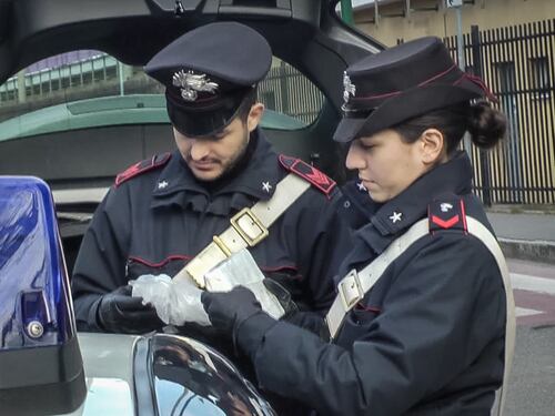 Maxi-operazione antidroga a Salerno: 56 arresti per spaccio. Svelato il trucco dell’ambulanza