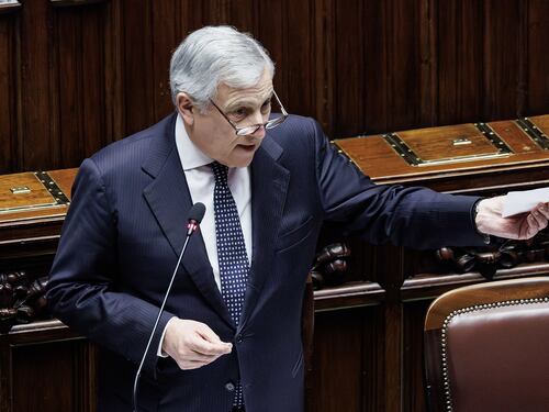 Guerra Iran, Tajani asfalta Conte in Commissione: "Io mai in ginocchio da Trump. Ti chiamava Giuseppi..."