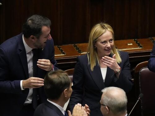 Sondaggi, le accise non frenano il centrodestra: ancora più su. Doccia gelata Pd-M5s