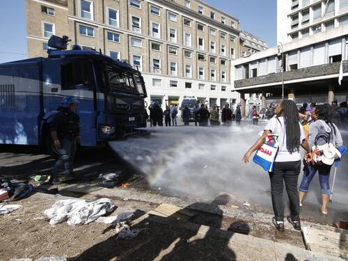 Sgombero piazza Indipendenza a Roma, le violenze di rifugiati e antagonisti contro la polizia