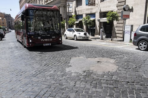 Trappola sampietrini, il Municipio dice basta: "Fateci usare l'asfalto"