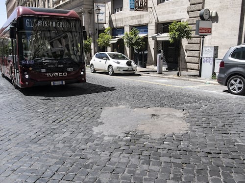 Trappola sampietrini, il Municipio dice basta: "Fateci usare l'asfalto"