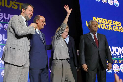 Meloni, Salvini e Tajani a Bari: il centrodestra unito sfida la sinistra. Siluro sui migranti