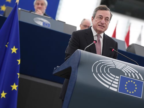 Draghi pensa a un nuovo taglio dei tassi. Le Borse ringraziano, Trump si infuria
