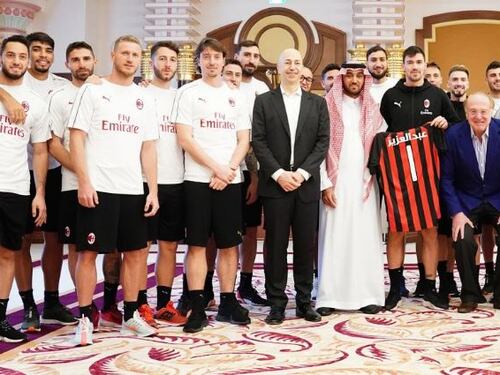 Higuain ha la febbre da Chelsea: foto di gruppo col principe ma lui non c'è