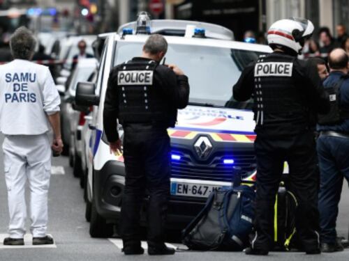 Urla "Allah Akbar" e accoltella i passanti. Due morti e un ferito vicino Parigi
