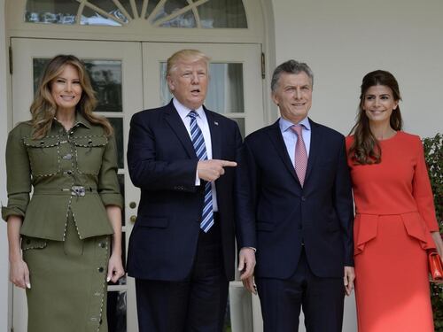 Melania Trump pronta alla guerra, look militar-chic al vertice con Macri