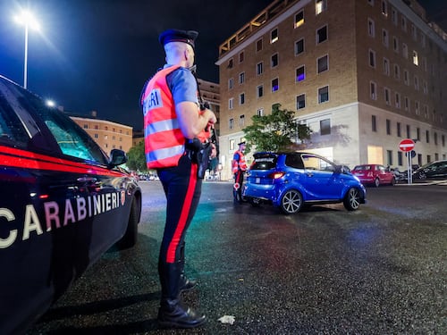 Roma, caccia alla banda della minicar: quaranta telecamere al setaccio e spunta un cappellino