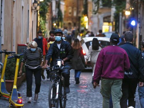 Ha la mascherina e starnutisce sull'autobus. Lo prendono a ceffoni. Finisce con un arresto