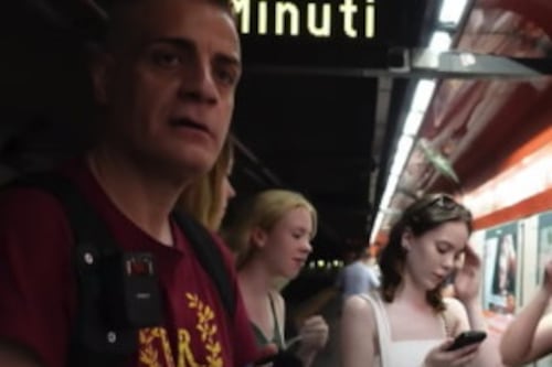 Cicalone "spione", metro tappezzata di adesivi: chi tifa per i borseggiatori