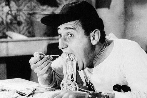 Addio al Galateo e al mangiar sano. Ecco la foto dell'italiano a tavola