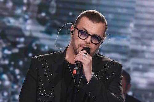Gianluca Grignani, il problema tecnico lo fa sbottare: "Non va un...". E lascia il palco