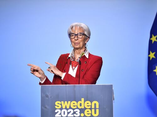 “Non siamo qui per ridurre lo spread”. Italiano fa causa a Lagarde: richiesta milionaria