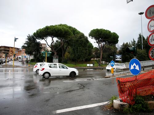 Gaia e Camilla, l'amica: così tra le auto che sfrecciano anch'io