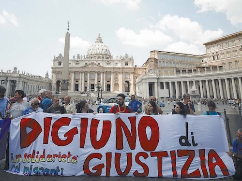 Pure i preti vip ci cascano con la finta Ong: "Da noi niente migranti"