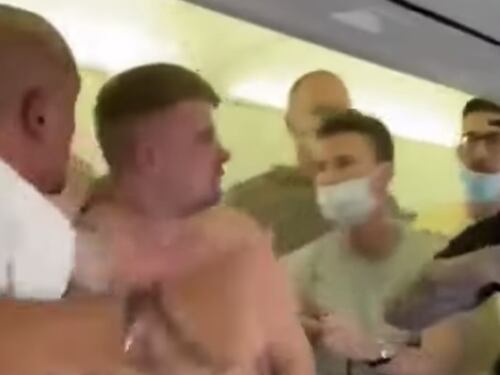 Rissa tremenda in aereo. Si rifiutano di mettere la mascherina, sangue e ginocchiate in faccia