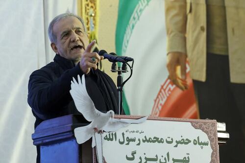 Iran, Pezeshkian a Trump: "Non ci arrendiamo nemmeno per sogno"