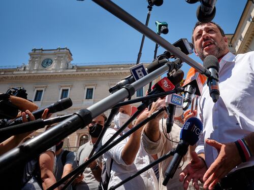 Coronavirus, per Conte è sempre emergenza. Salvini lo annienta così