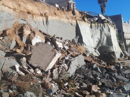 Tragedia sfiorata in spiaggia. Ad Anzio crolla il costone