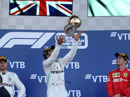 Hamilton beffa le Ferrari in Russia. Doppietta Mercedes, terzo Leclerc