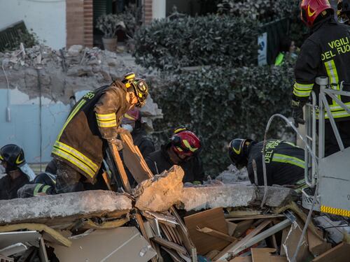 Palazzina esplode ad Acilia, i soccorritori scavano tra le macerie