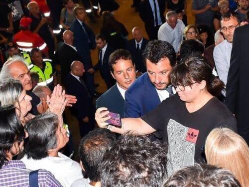 La guerra dei selfie tra bufale e complotti