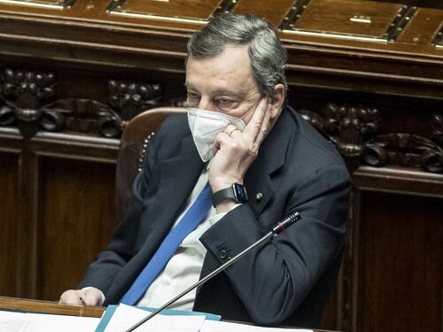 Draghi apre le scuole e i bar no. Che follia