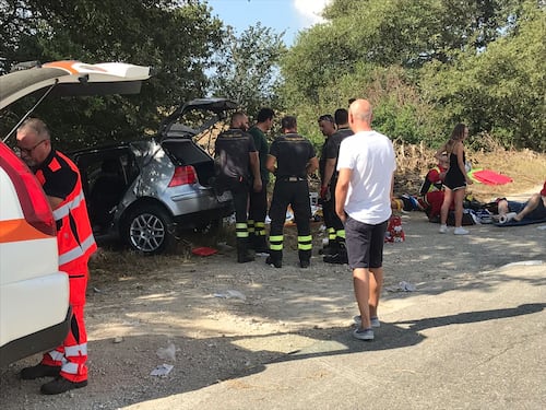 Folle gara di auto davanti al resort. Un morto e quattro feriti