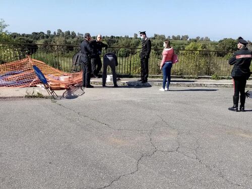 Testa di gallo mozzata davanti casa. Minacce di morte a Pomezia