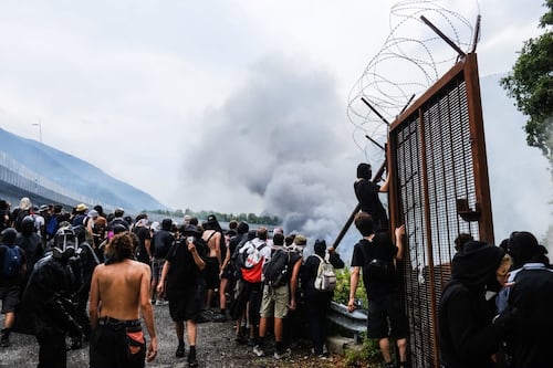 No Tav, feriti 126 agenti. Identificati 450 violenti, la Lega: "Reato di terrorismo di piazza"