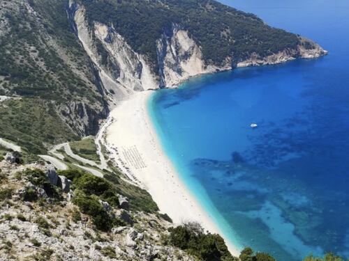 Piovono rocce sulla spiaggia di Cefalonia, italiano in gravi condizioni